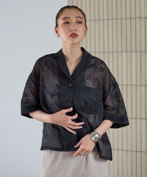 LEPSIM(レプシィム)の「3D刺繍開襟シャツ/SS 739138(シャツ/ブラウス・レディース・アイボリー/ブラック/ネイビー・FREE)」の2枚目の写真
