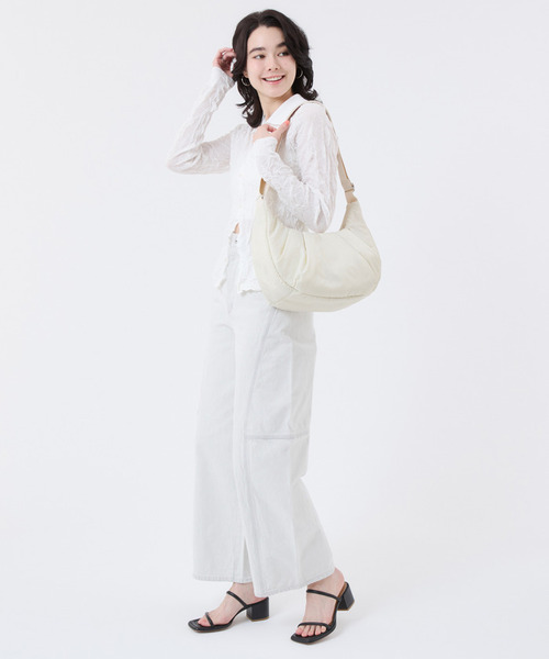 LeSportsac（レスポートサック）の「SHEEN LARGE CRESCENT ホワイトマシュマロ（ショルダーバッグ・レディース・ホワイト・FREE）」の7枚目の写真