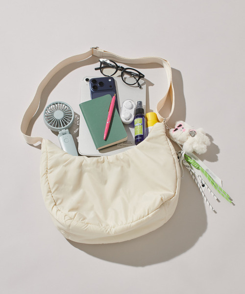 LeSportsac（レスポートサック）の「SHEEN LARGE CRESCENT ホワイトマシュマロ（ショルダーバッグ・レディース・ホワイト・FREE）」の17枚目の写真