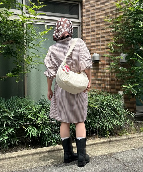 LeSportsac（レスポートサック）の「SHEEN LARGE CRESCENT ホワイトマシュマロ（ショルダーバッグ・レディース・ホワイト・FREE）」の2枚目の写真