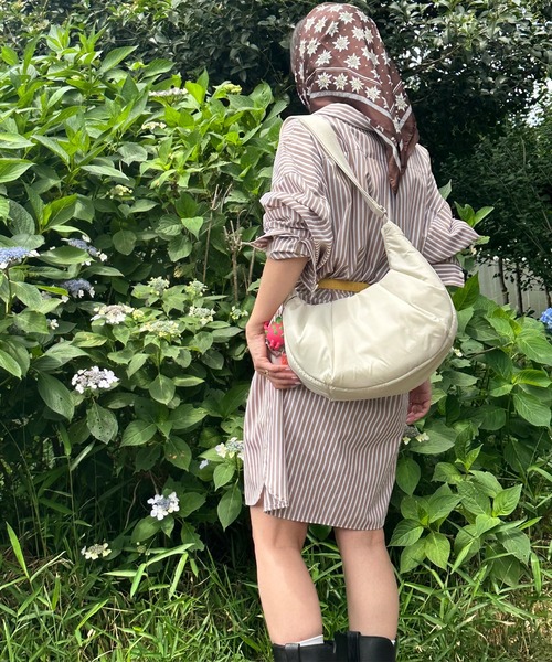 LeSportsac（レスポートサック）の「SHEEN LARGE CRESCENT ホワイトマシュマロ（ショルダーバッグ・レディース・ホワイト・FREE）」の3枚目の写真