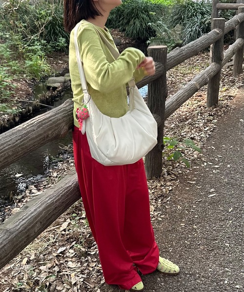 LeSportsac（レスポートサック）の「SHEEN LARGE CRESCENT ホワイトマシュマロ（ショルダーバッグ・レディース・ホワイト・FREE）」の4枚目の写真