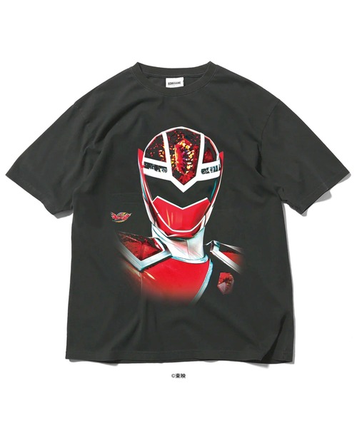 HOMEGAME(ホームゲーム)の「HG250191 スーパー戦隊 × ホームゲーム 【HOMEGAME】 - 半袖Tシャツ 2020 キラメイレッド TEE(Tシャツ/カットソー・メンズ・スミクロ・XX-LARGE/X-LARGE/LARGE/MEDIUM/SMALL)」の1枚目の写真