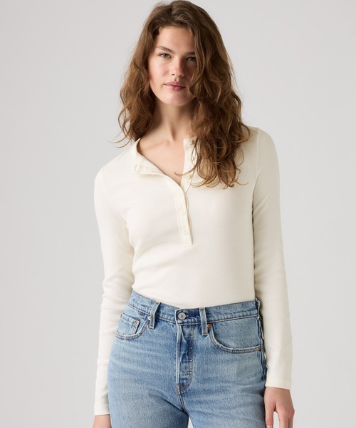Levi's(リーバイス)の「Levi's/リーバイス エッセンシャル ロングスリーブ ヘンリーTシャツ(Tシャツ/カットソー・レディース・ホワイト・XS/M/S)」の1枚目の写真