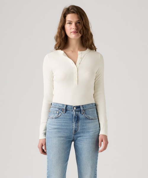 Levi's(リーバイス)の「Levi's/リーバイス エッセンシャル ロングスリーブ ヘンリーTシャツ(Tシャツ/カットソー・レディース・ホワイト・XS/M/S)」の2枚目の写真