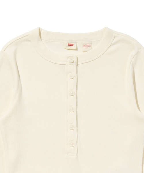 Levi's(リーバイス)の「Levi's/リーバイス エッセンシャル ロングスリーブ ヘンリーTシャツ(Tシャツ/カットソー・レディース・ホワイト・XS/M/S)」の6枚目の写真