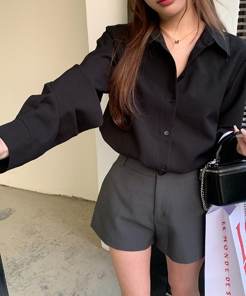 LUCPY（ラクピー）の「ベーシックルーズシルエットシャツ（シャツ/ブラウス・レディース・ダークグレー/ブラック・SMALL/LARGE/MEDIUM）」の4枚目の写真