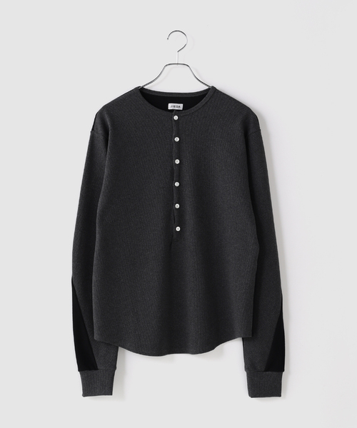JIEDA（ジエダ）の「JIEDA / ジエダ SWITCHING HENRY NECK L/S（Tシャツ/カットソー・メンズ・ホワイト/チャコールグレー・2/1）」の3枚目の写真
