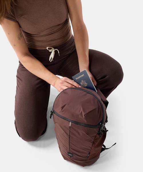 Matador(マタドール)の「Matador/マタドール 18L Packable Backpack/18L パッカブル バックパック(バックパック/リュック・メンズ・ワインレッド/ダークグリーン/ブラック・FREE)」の4枚目の写真