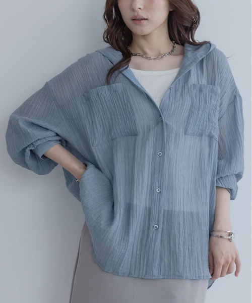 maviru(マヴィル)の「フード付き シアー ブラウス トップス(シャツ/ブラウス・レディース・ブルー/グレイッシュベージュ/ホワイト/ブラック・FREE)」の4枚目の写真