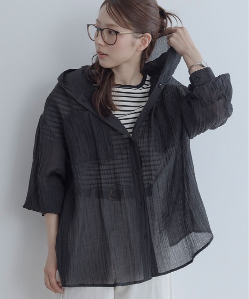 maviru(マヴィル)の「フード付き シアー ブラウス トップス(シャツ/ブラウス・レディース・ブルー/グレイッシュベージュ/ホワイト/ブラック・FREE)」の1枚目の写真