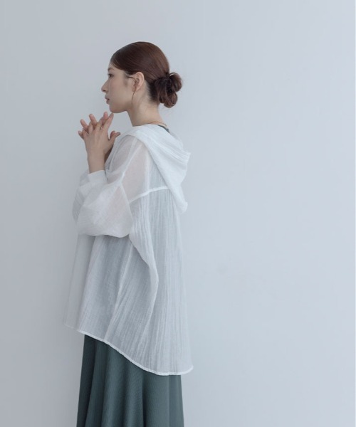 maviru(マヴィル)の「フード付き シアー ブラウス トップス(シャツ/ブラウス・レディース・ブルー/グレイッシュベージュ/ホワイト/ブラック・FREE)」の20枚目の写真