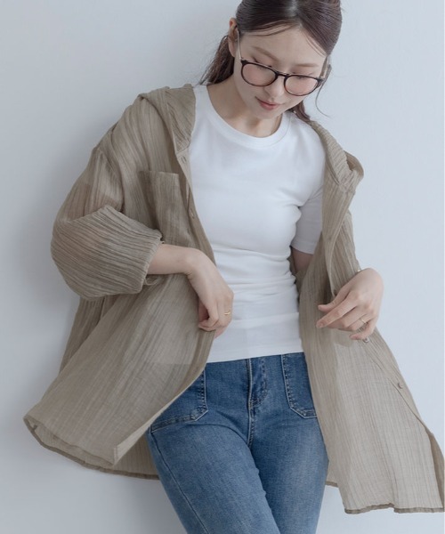 maviru(マヴィル)の「フード付き シアー ブラウス トップス(シャツ/ブラウス・レディース・ブルー/グレイッシュベージュ/ホワイト/ブラック・FREE)」の5枚目の写真