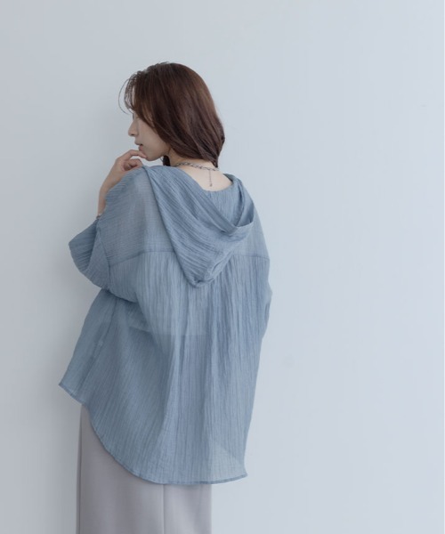 maviru(マヴィル)の「フード付き シアー ブラウス トップス(シャツ/ブラウス・レディース・ブルー/グレイッシュベージュ/ホワイト/ブラック・FREE)」の6枚目の写真