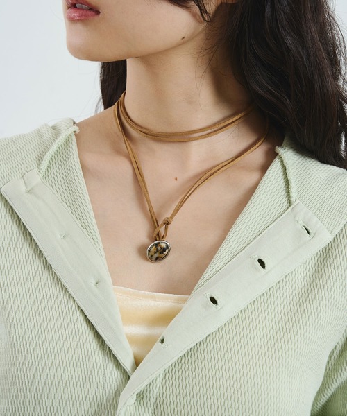 ROSE BUD（ローズバッド）の「STONE LEATHER CODE NECKLACE（ネックレス・レディース・ブラウン/イエロー・ONE SIZE）」の2枚目の写真