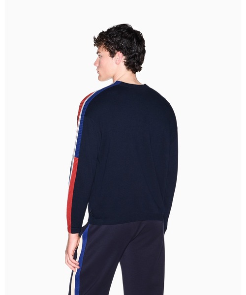 ARMANI EXCHANGE（アルマーニエクスチェンジ）の「【A|X アルマーニ エクスチェンジ】コントラストライン ニットプルオーバー（EC限定カラー含）（ニット/セーター・メンズ・オフホワイト/ダークネイビー・LARGE/SMALL/MEDIUM/X-SMALL/X-LARGE）」の4枚目の写真