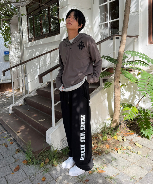 SUPERSUB(スーパーサブ)の「PEACE WAS NEVER レタリングワイドスウェットパンツ-ブラック(スウェットパンツ・レディース・その他・MEDIUM/LARGE)」の2枚目の写真