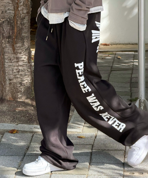 SUPERSUB(スーパーサブ)の「PEACE WAS NEVER レタリングワイドスウェットパンツ-ブラック(スウェットパンツ・レディース・その他・MEDIUM/LARGE)」の3枚目の写真