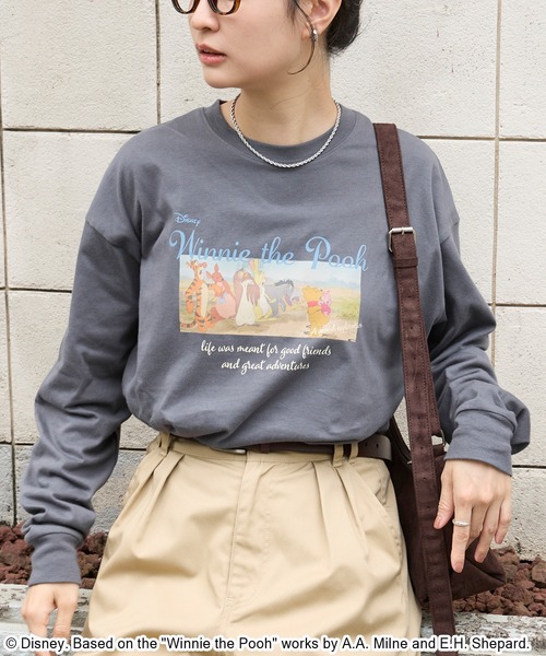 Disney(ディズニー)の「【別注】Disney / くまのプーさん / ヴィンテージフォトプリントロンT(Tシャツ/カットソー・レディース・ダークブラウン/アイボリー/ブラック系/オートミール/スミクロ・M/L)」の1枚目の写真