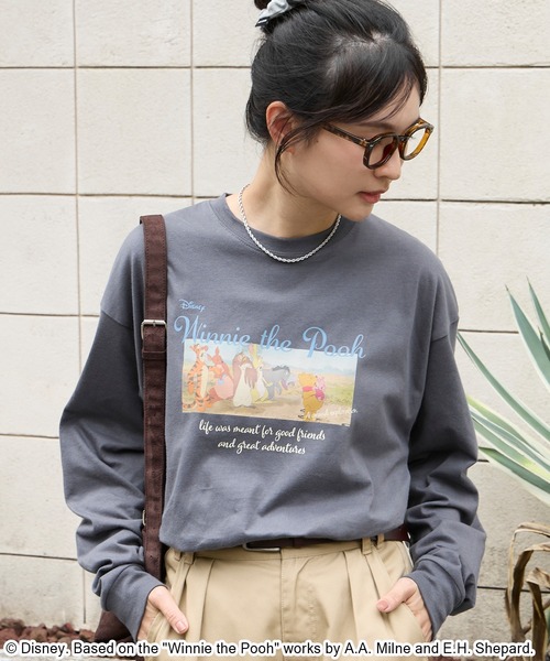 Disney(ディズニー)の「【別注】Disney / くまのプーさん / ヴィンテージフォトプリントロンT(Tシャツ/カットソー・レディース・ダークブラウン/アイボリー/ブラック系/オートミール/スミクロ・M/L)」の6枚目の写真