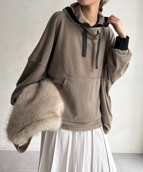 DouDou（ドゥドゥ）の「【WEB限定/セットアップ可能】フリースフーディー（Tシャツ/カットソー・レディース・グレイッシュベージュ/ホワイト系その他・FREE）」の4枚目の写真