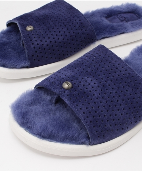 UGG（アグ）の「UGG: LAYCIE GEO PERF（サンダル・レディース・ホワイト/ネイビー・8/6/7）」の5枚目の写真