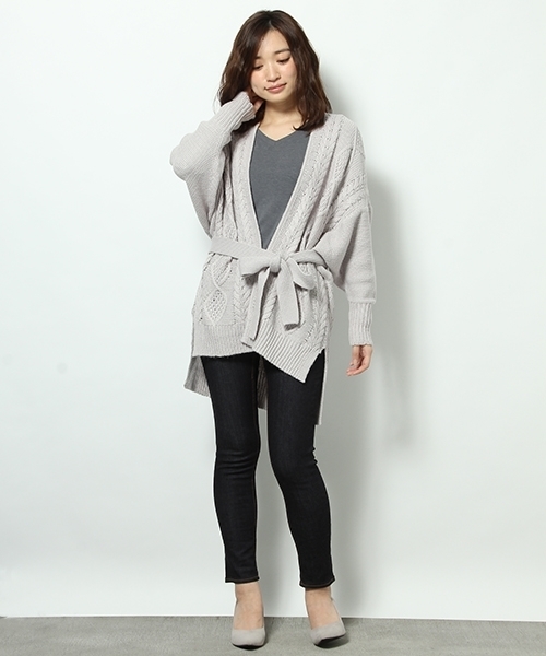 Andemiu（アンデミュウ）の「ケーブルニットカーディガン736718（カーディガン/ボレロ・レディース・ライトグレー/アイボリー/カーキ・FREE）」の13枚目の写真