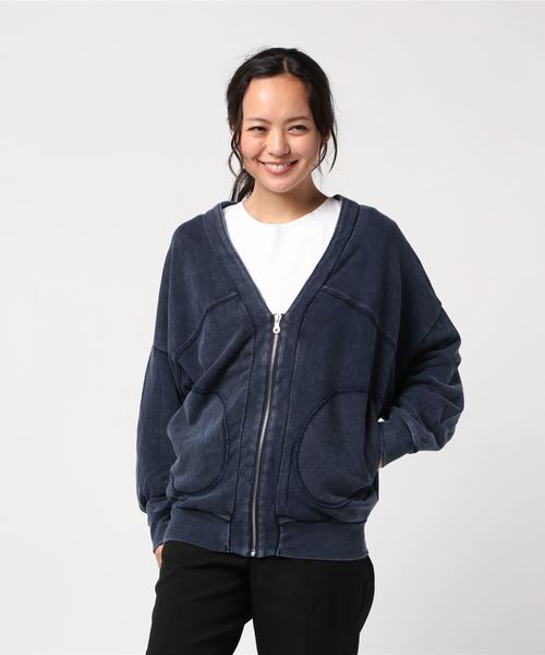ROGER AND RAW(ロジャーアンドロウ)の「Roger&Raw / V BackロゴZIPカーデ(カーディガン/ボレロ・レディース・ブラック/ブルー/ライトブラウン・M)」の6枚目の写真