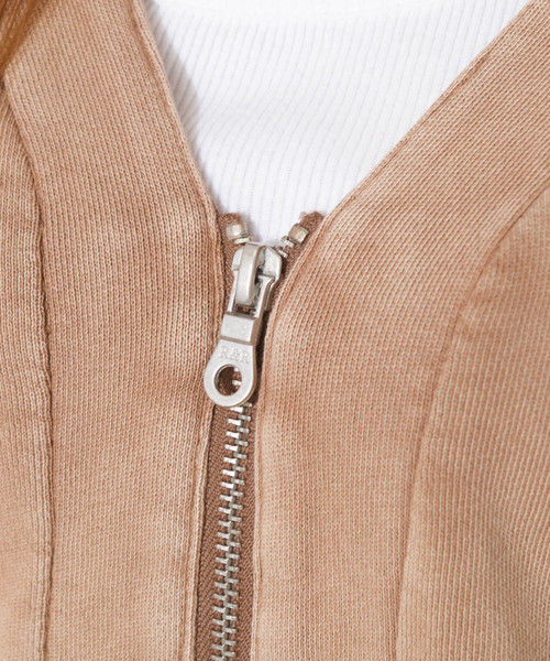 ROGER AND RAW(ロジャーアンドロウ)の「Roger&Raw / V BackロゴZIPカーデ(カーディガン/ボレロ・レディース・ブラック/ブルー/ライトブラウン・M)」の8枚目の写真
