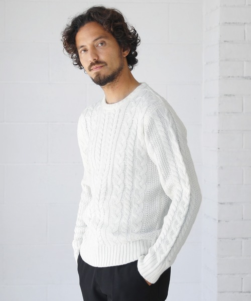 SPU（スプ）の「セミワイドシルエットケーブル編みクルーネックニット（ニット/セーター・メンズ・ホワイト系その他/ブラック系その他/ネイビー/インディゴブルー/ブルー/グリーン/カーキ/ベージュ/オフホワイト/ブラック/モカ/ホワイト/レッド系その他/ワイン/キャメル/ブルー系その他/グレー系その他/チャコール/杢グレー/グレー系その他2/ブルーグレー/ベージュ系/テラコッタ・S/M/L/XL）」の2枚目の写真