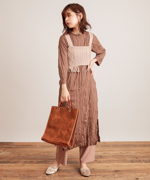 natural couture(ナチュラルクチュール)の「【WEB限定カラー有り】クリンクルカットワンピース+フリンジニットビスチェセット(ワンピース・レディース・ブラック/ブラウン/ベージュ/ライム・FREE)」の3枚目の写真