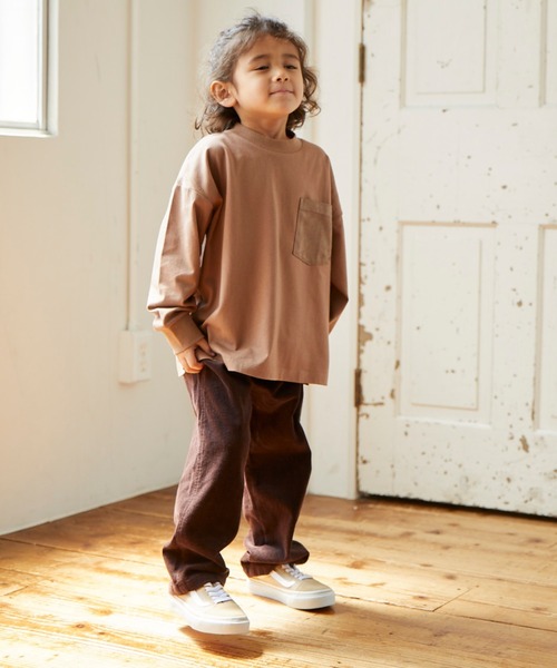 &yam(アンドヤム)の「スエードポケットロンT(Tシャツ/カットソー・キッズ・チャコールグレー/マスタード/グリーン/ピンク/オフホワイト/ブラウン/ベージュ/ブラック・100/110/120/130/140/150/160)」の6枚目の写真
