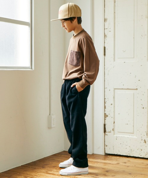 &yam(アンドヤム)の「スエードポケットロンT(Tシャツ/カットソー・キッズ・チャコールグレー/マスタード/グリーン/ピンク/オフホワイト/ブラウン/ベージュ/ブラック・100/110/120/130/140/150/160)」の5枚目の写真