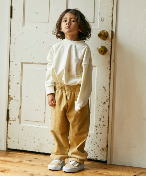 &yam(アンドヤム)の「スエードポケットロンT(Tシャツ/カットソー・キッズ・チャコールグレー/マスタード/グリーン/ピンク/オフホワイト/ブラウン/ベージュ/ブラック・100/110/120/130/140/150/160)」の2枚目の写真