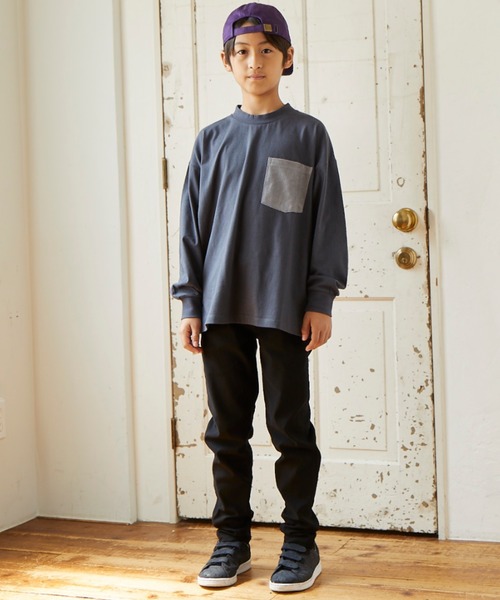 &yam(アンドヤム)の「スエードポケットロンT(Tシャツ/カットソー・キッズ・チャコールグレー/マスタード/グリーン/ピンク/オフホワイト/ブラウン/ベージュ/ブラック・100/110/120/130/140/150/160)」の4枚目の写真