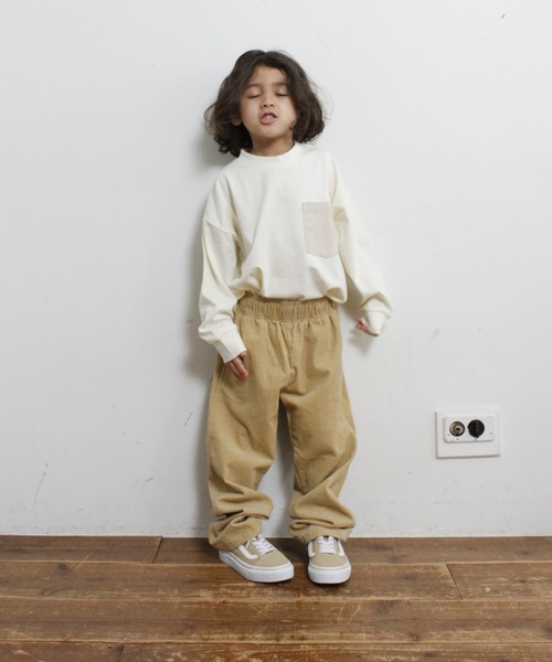 &yam(アンドヤム)の「スエードポケットロンT(Tシャツ/カットソー・キッズ・チャコールグレー/マスタード/グリーン/ピンク/オフホワイト/ブラウン/ベージュ/ブラック・100/110/120/130/140/150/160)」の9枚目の写真