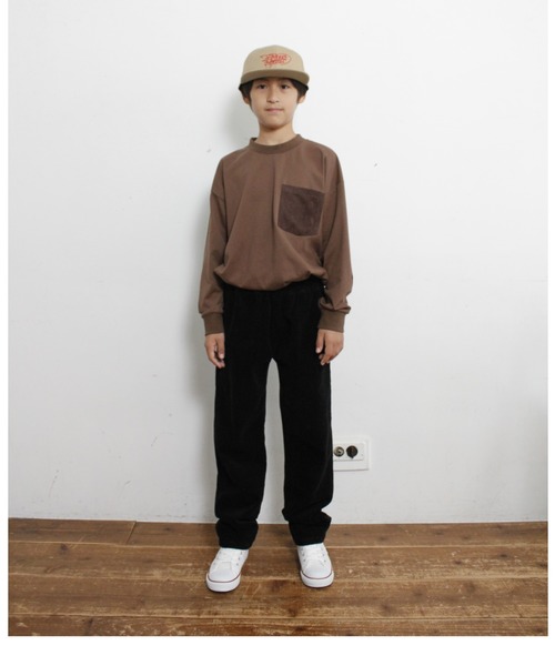 &yam(アンドヤム)の「スエードポケットロンT(Tシャツ/カットソー・キッズ・チャコールグレー/マスタード/グリーン/ピンク/オフホワイト/ブラウン/ベージュ/ブラック・100/110/120/130/140/150/160)」の12枚目の写真