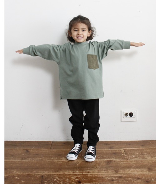 &yam(アンドヤム)の「スエードポケットロンT(Tシャツ/カットソー・キッズ・チャコールグレー/マスタード/グリーン/ピンク/オフホワイト/ブラウン/ベージュ/ブラック・100/110/120/130/140/150/160)」の13枚目の写真