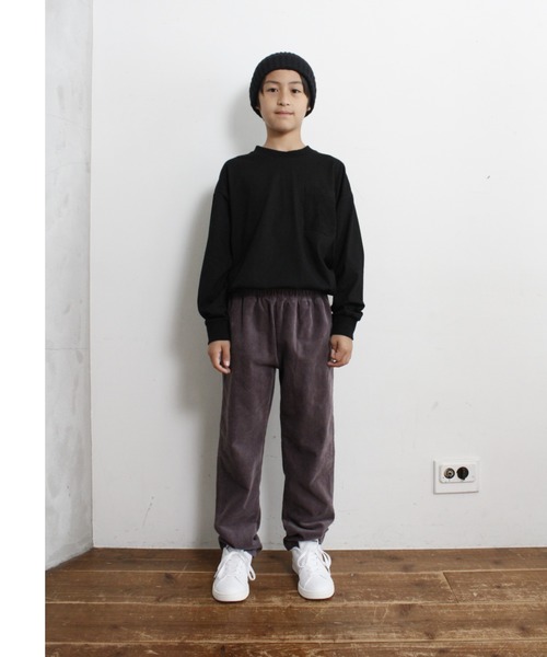 &yam(アンドヤム)の「スエードポケットロンT(Tシャツ/カットソー・キッズ・チャコールグレー/マスタード/グリーン/ピンク/オフホワイト/ブラウン/ベージュ/ブラック・100/110/120/130/140/150/160)」の10枚目の写真