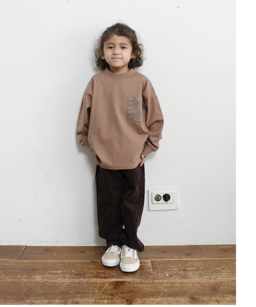 &yam(アンドヤム)の「スエードポケットロンT(Tシャツ/カットソー・キッズ・チャコールグレー/マスタード/グリーン/ピンク/オフホワイト/ブラウン/ベージュ/ブラック・100/110/120/130/140/150/160)」の14枚目の写真