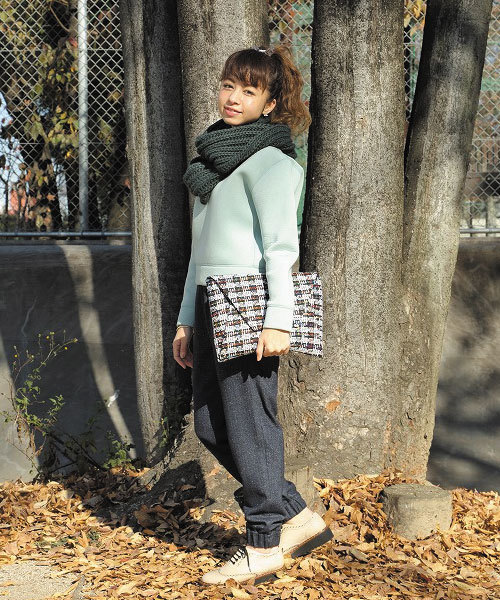 ROSE BUD(ローズバッド)の「(TOP BEAUTY)EVS11405-7258 TWEED CLUTCH BAG 【mina掲載】【otonaMUSE掲載】【mina掲載】【美人百花掲載】(クラッチバッグ・レディース・ホワイト/ロイヤルブルー・ONE SIZE)」の13枚目の写真