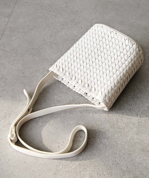 Chillfar（チルファー）の「フェイクレザーメッシュミニショルダーバッグ/インナーポーチ付き（ショルダーバッグ・レディース・ホワイト/ブラック・FREE）」の5枚目の写真