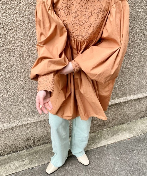 Kastane（カスタネ）の「花刺繍タイプライターチュニック（シャツ