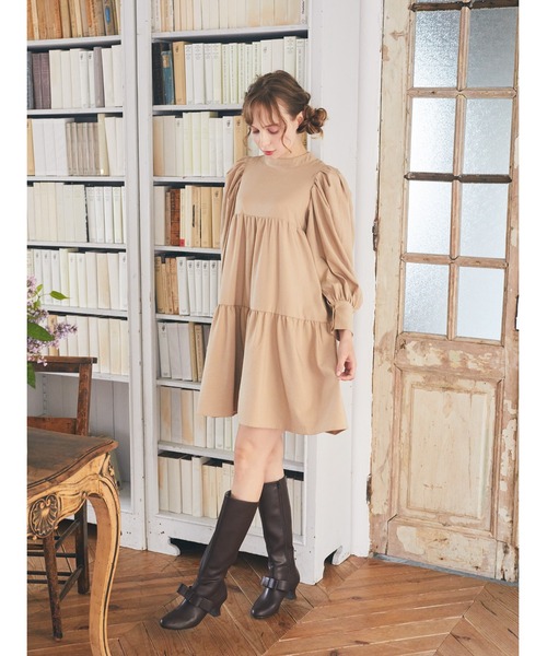 Maison de FLEUR（メゾンドフルール）の「ボリュームスリーブティアードドレス（ワンピース・レディース・ベージュ/オフホワイト/ピンク・S/M）」の2枚目の写真