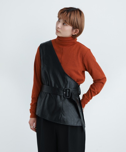 select MOCA（セレクトモカ）の「ワンショルダーベルト付きフェイクレザーベスト（ベスト・レディース・ブラック/アイボリー・FREE）」の7枚目の写真