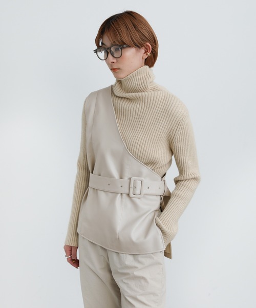 select MOCA（セレクトモカ）の「ワンショルダーベルト付きフェイクレザーベスト（ベスト・レディース・ブラック/アイボリー・FREE）」の12枚目の写真