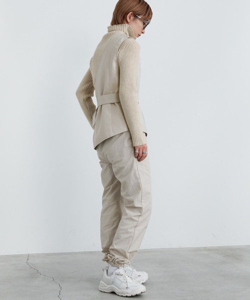 select MOCA（セレクトモカ）の「ワンショルダーベルト付きフェイクレザーベスト（ベスト・レディース・ブラック/アイボリー・FREE）」の10枚目の写真