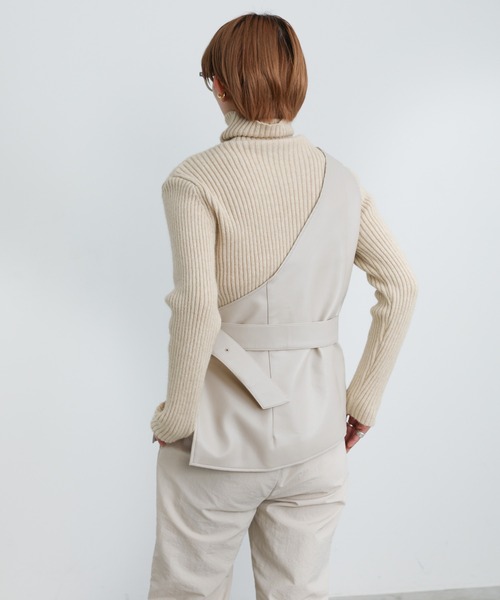 select MOCA（セレクトモカ）の「ワンショルダーベルト付きフェイクレザーベスト（ベスト・レディース・ブラック/アイボリー・FREE）」の13枚目の写真