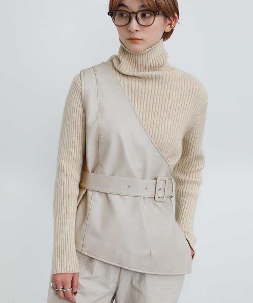 select MOCA（セレクトモカ）の「ワンショルダーベルト付きフェイクレザーベスト（ベスト・レディース・ブラック/アイボリー・FREE）」の11枚目の写真