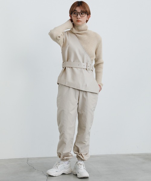 select MOCA（セレクトモカ）の「ワンショルダーベルト付きフェイクレザーベスト（ベスト・レディース・ブラック/アイボリー・FREE）」の4枚目の写真